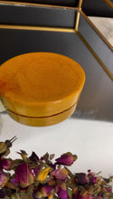 Video laden en afspelen in Gallery-weergave, Turmeric ‘Brighten’ Soap
